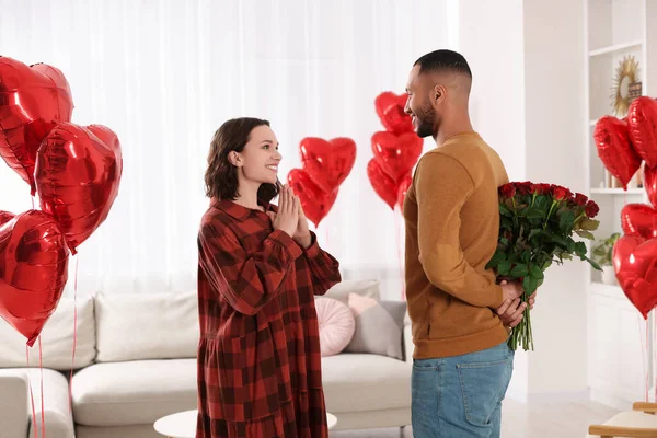 Muž Skrývá Kytici Rudých Růží Pro Svou Milovanou Ženu Doma — Stock fotografie