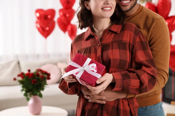 Счастливая Пара Празднует День Святого Валентина Любимая Женщина Подарочной Коробкой — стоковое фото