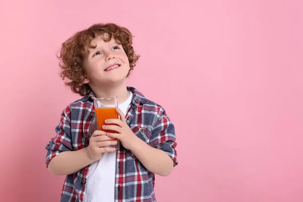 Söt Liten Pojke Med Glas Färsk Juice Rosa Bakgrund Utrymme — Stockfoto