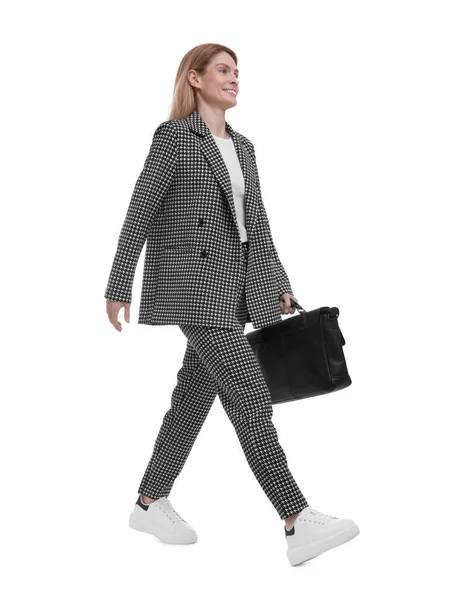 Vacker Glad Affärskvinna Kostym Med Portfölj Promenader Vit Bakgrund — Stockfoto