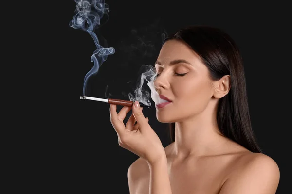 Mulher Usando Suporte Cigarro Longo Para Fumar Fundo Preto Espaço — Fotografia de Stock