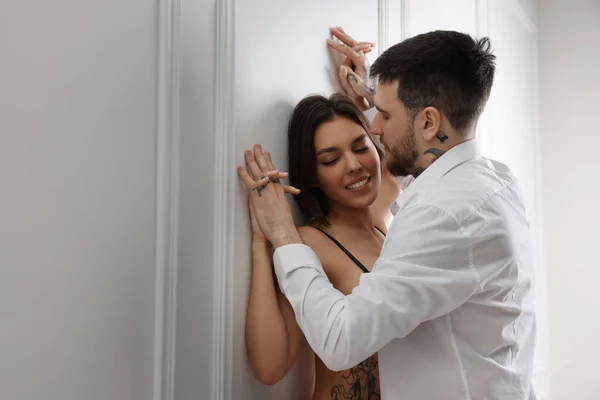 Couple Passionné Ayant Des Relations Sexuelles Près Mur Blanc Intérieur — Photo