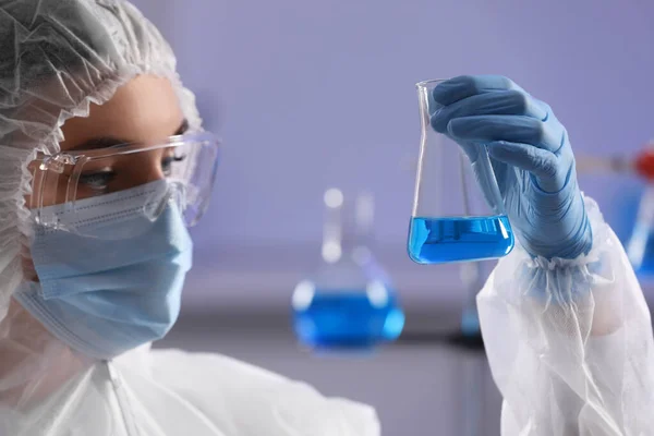 Scientist Holding Flask Light Blue Liquid Laboratory Closeup — Foto de Stock