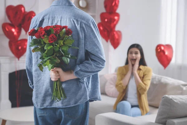 Hombre Escondiendo Ramo Rosas Rojas Para Amada Mujer Primer Plano — Foto de Stock