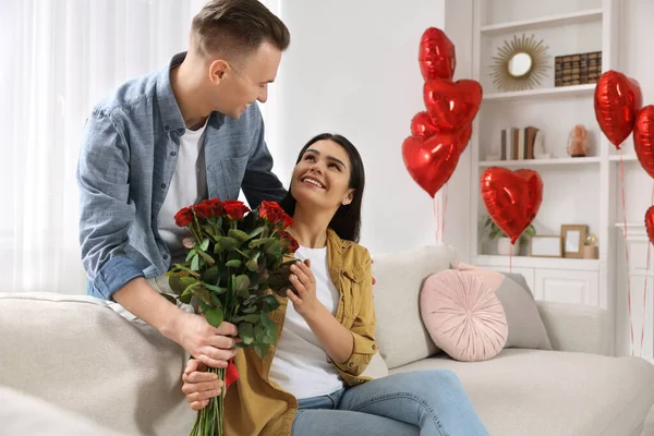 Namorado Apresentando Belo Buquê Rosas Para Sua Namorada Quarto Decorado — Fotografia de Stock