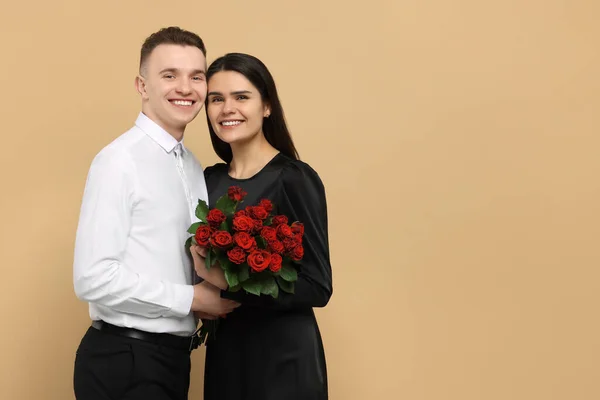Casal Encantador Com Buquê Rosas Vermelhas Fundo Bege Espaço Para — Fotografia de Stock