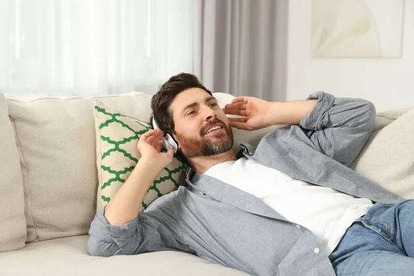 Щасливий Чоловік Слухає Музику Навушниками Дивані Приміщенні — стокове фото