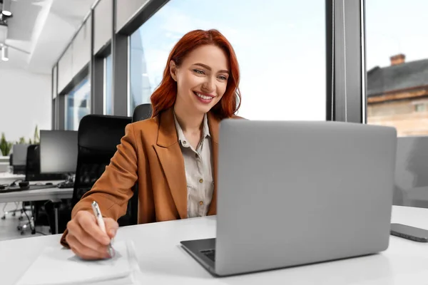 Счастливая Женщина Делает Заметки Время Работы Ноутбуком Белом Столе Офисе — стоковое фото