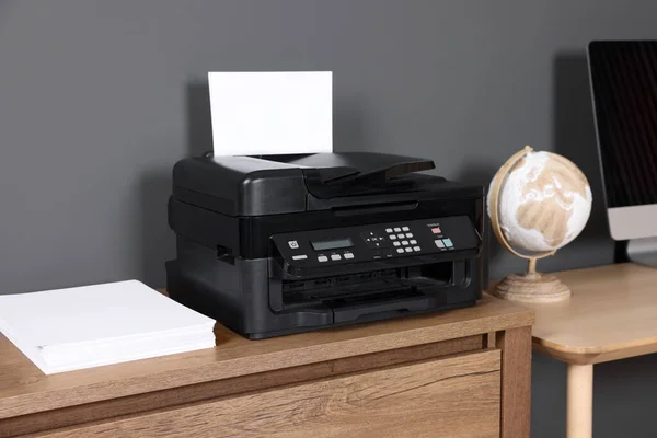 Modern Nyomtató Papír Közelében Számítógép Íróasztal Otthon — Stock Fotó