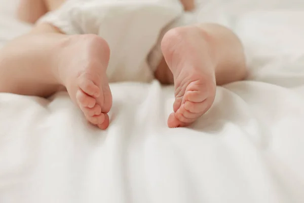 Μωρό Πάνα Στο Λευκό Κρεβάτι Κοντινό Πλάνο — Φωτογραφία Αρχείου