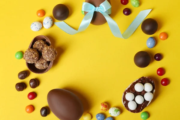 Marco Huevos Chocolate Caramelos Sobre Fondo Amarillo Puesta Plana Espacio — Foto de Stock