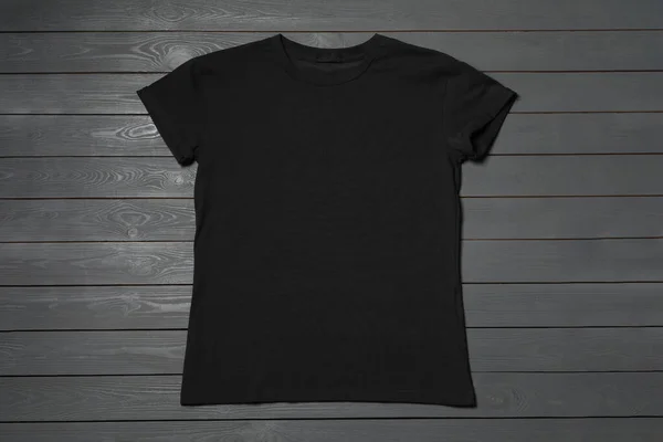 Stylowy Czarny Shirt Szarym Drewnianym Stole Widok Góry — Zdjęcie stockowe