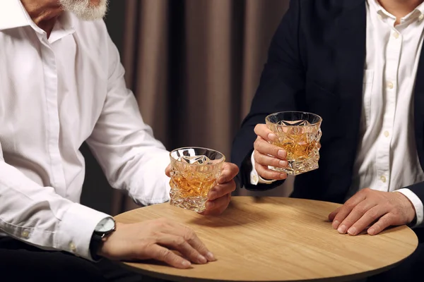 Άνδρες Ποτήρια Ουίσκι Ξύλινο Τραπέζι Εσωτερικούς Χώρους Κοντινό Πλάνο — Φωτογραφία Αρχείου