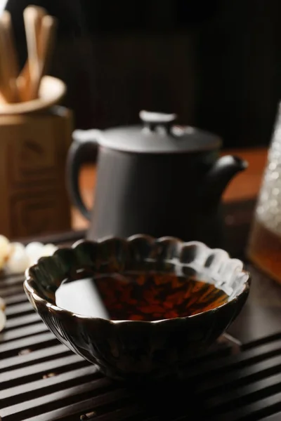 Cup Freshly Brewed Erh Tea Wooden Tray Closeup — Stock Photo, Image