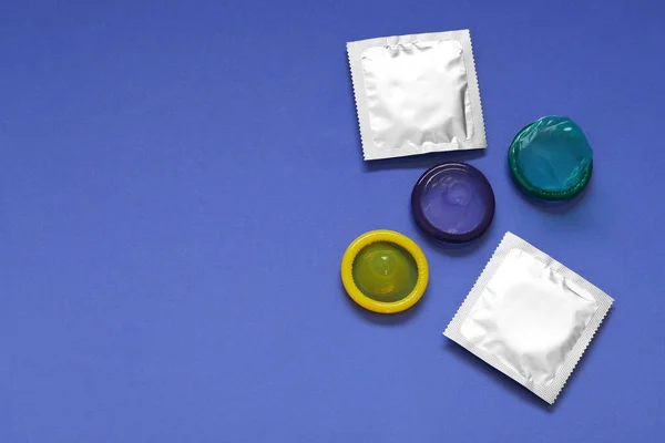 Membongkar Kondom Dan Paket Dengan Latar Belakang Biru Berbaring Datar — Stok Foto