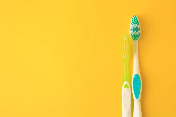 Escovas Dentes Fundo Amarelo Flat Lay Espaço Para Texto — Fotografia de Stock
