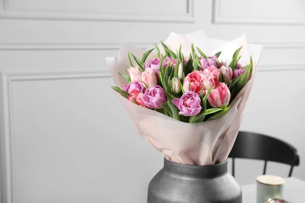 Váza Csokor Gyönyörű Tulipánokkal Zárt Térben Közelkép Szöveg Helye — Stock Fotó