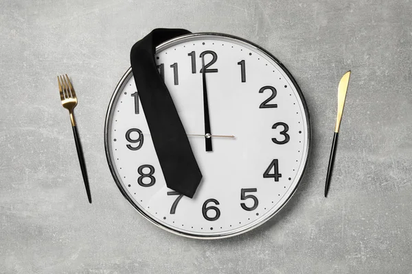 Стильний Настінний Годинник Краватка Столові Прибори Світло Сірому Столі Плоска — стокове фото