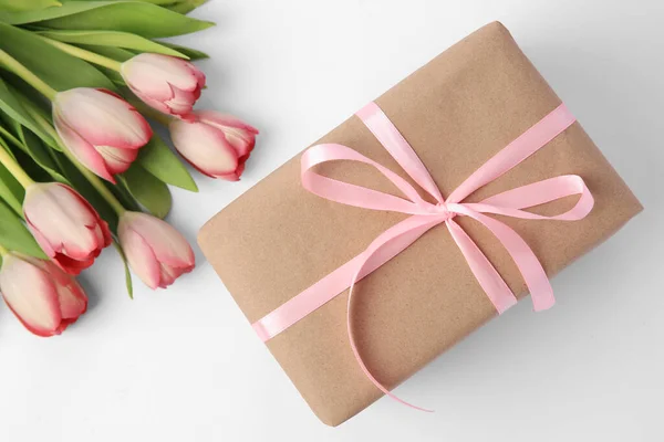 Όμορφο Κουτί Δώρου Φιόγκο Και Ροζ Τουλίπες Λευκό Φόντο Επίπεδη — Φωτογραφία Αρχείου