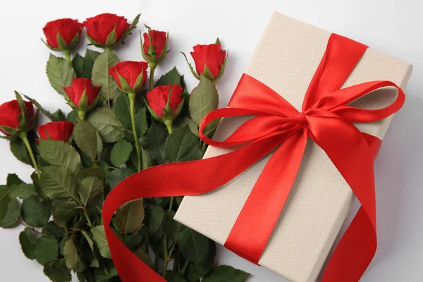 Beautiful Gift Box Bow Red Roses White Background Top View — Stock Photo, Image