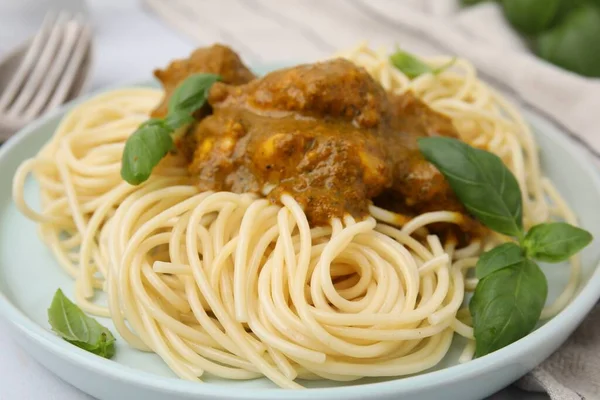 Köstliche Pasta Und Huhn Mit Currysoße Auf Teller Serviert Nahaufnahme — Stockfoto