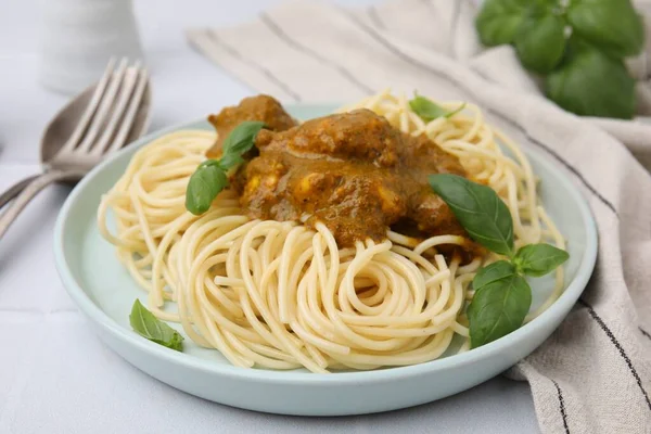Köstliche Pasta Und Huhn Mit Currysoße Auf Weißem Kacheltisch Nahaufnahme — Stockfoto