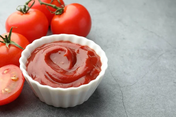 Schüssel Mit Leckerem Ketchup Und Tomaten Auf Hellgrauem Tisch Nahaufnahme — Stockfoto