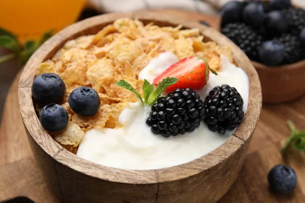 美味的脆玉米片 酸奶和新鲜的浆果在木板碗里 特写镜头 健康早餐 — 图库照片