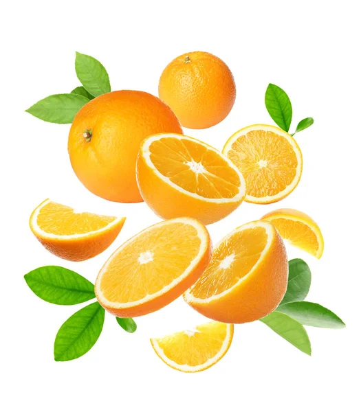 Вырезать Целые Апельсины Зелеными Листьями Летят Белом Фоне — стоковое фото