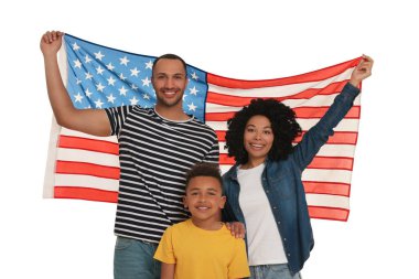 4 Temmuz - ABD 'nin Bağımsızlık Günü. Beyaz arka planda Amerikan bayrağı olan mutlu aile