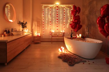 Sevgililer Günü için dekore edilmiş şık bir banyo. İç tasarım