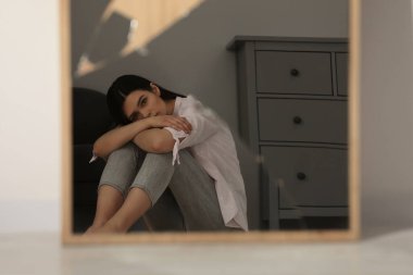 Zihinsel sorunlar. Kırık aynada yansıyan depresif kadın