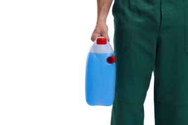 Beyaz arka planda mavi sıvılı teneke kutu tutan adam, yakın plan.
