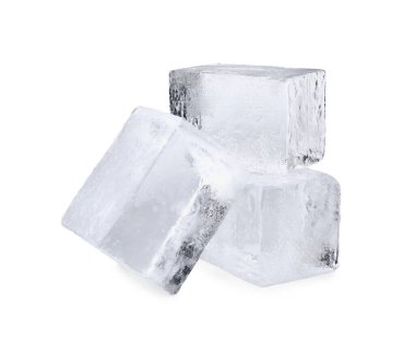 Beyaz üzerinde kristal berrak buz küpleri