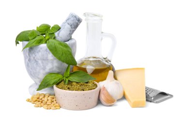 Beyaz üzerine izole edilmiş lezzetli pesto sosu pişirmek için farklı malzemeler.