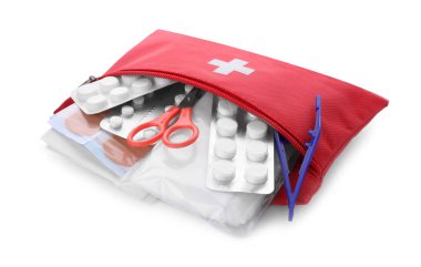 Kırmızı ilk yardım çantası, makas, hap, plastik kıskaç ve beyaz üzerine izole edilmiş tıbbi alçı.