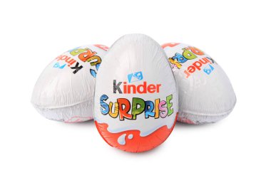 Slynchev Bryag, Bulgaristan - 23 Mayıs 2023: Beyaz arkaplandaki Kinder Sürpriz Yumurtaları