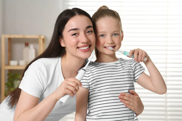 Mutter Und Ihre Tochter Beim Gemeinsamen Zähneputzen Badezimmer — Stockfoto