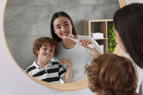 Matka Jej Syn Myją Zęby Łazience Przy Lustrze — Zdjęcie stockowe