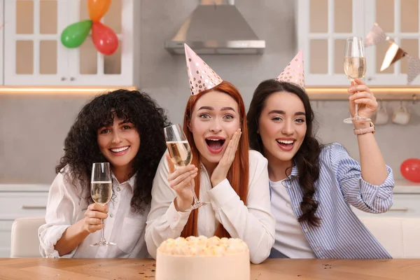 Mujeres Jóvenes Felices Con Sabroso Pastel Copas Vino Espumoso Celebrando — Foto de Stock