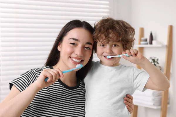 Mutter Und Ihr Sohn Beim Zähneputzen Badezimmer — Stockfoto