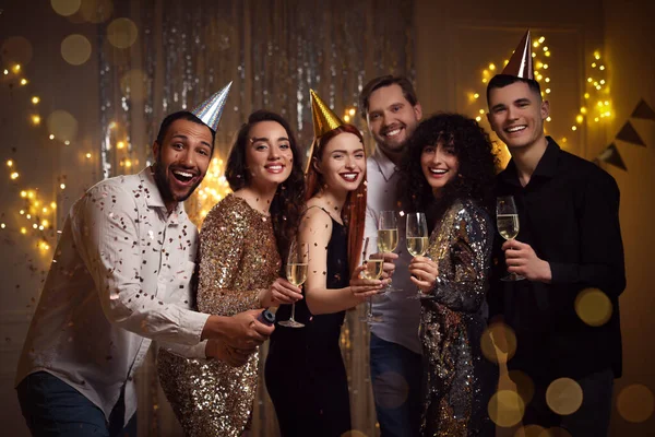 Amigos Felizes Com Copos Vinho Espumante Celebrando Aniversário Dentro Casa — Fotografia de Stock