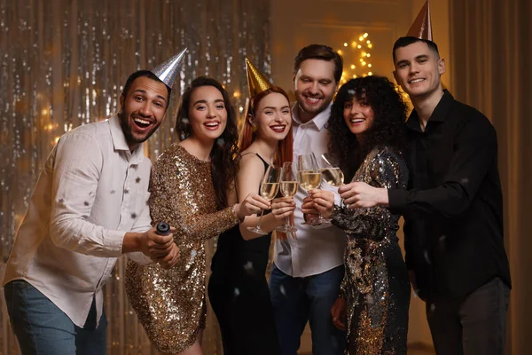 Amigos Felizes Batendo Copos Vinho Espumante Festa Aniversário Dentro Casa — Fotografia de Stock