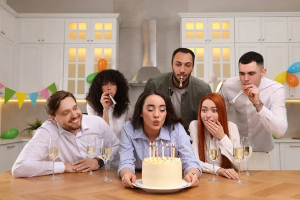 Szczęśliwi Przyjaciele Smacznym Tortem Świętującym Urodziny Kuchni — Zdjęcie stockowe