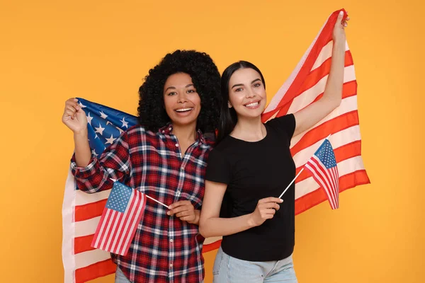 Julio Día Independencia Estados Unidos Mujeres Felices Con Banderas Americanas —  Fotos de Stock