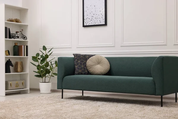 柔らかいベージュのカーペットと家具付きのスタイリッシュなリビングルーム インテリアデザイン — ストック写真