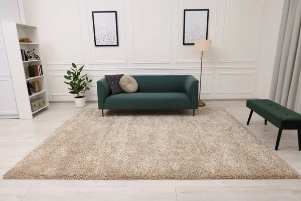柔らかいベージュのカーペットと家具付きのスタイリッシュなリビングルーム インテリアデザイン — ストック写真