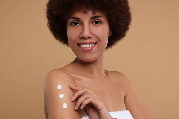 Hermosa Mujer Joven Aplicando Crema Corporal Brazo Sobre Fondo Beige — Foto de Stock