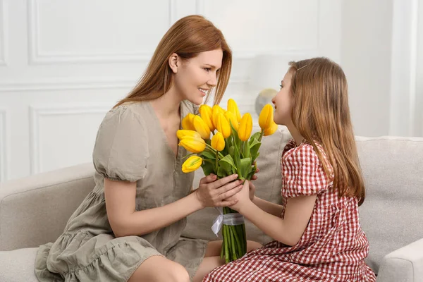 Dcera Blahopřeje Mamince Kyticí Žlutých Tulipánů Doma — Stock fotografie