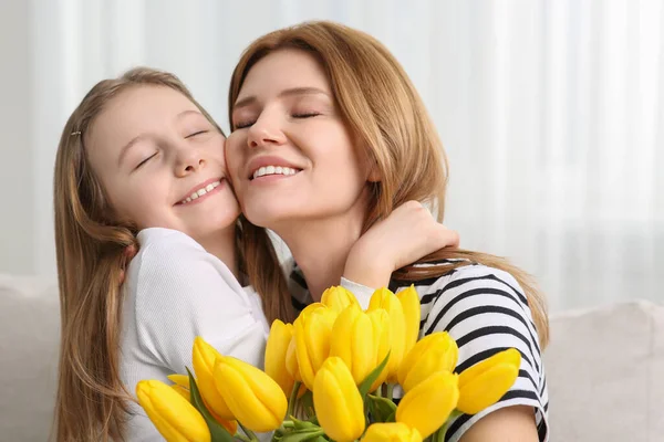 Boldog Másik Aranyos Lánya Csokor Sárga Tulipán Otthon — Stock Fotó